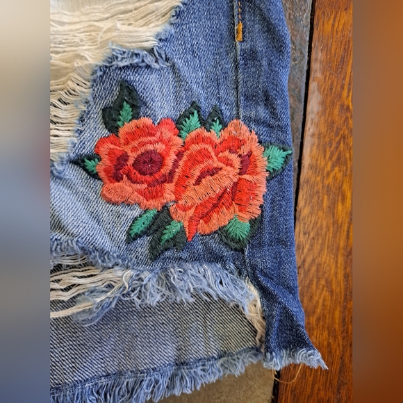 Flying Monkey embroidered rose shorts -- size 27 - Picture 4 of 7